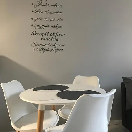 Hill Neli, Blisko Do Dworca Pkp *